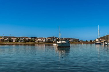 Knysna Nehri 'nden Güney Afrika, Knysna' daki Thesen Adası 'na giden teknelerin manzarası