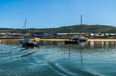 Knysna Nehri 'nden, Güney Afrika' daki Knysna limanına giden teknelerden bir manzara.