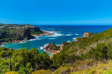 West Head Burnu 'ndan uçuruma doğru uzanan bir manzara Güney Afrika' da, Knysna Nehri 'nin kıyısında uzanır.