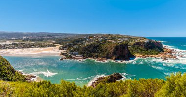 Bahar mevsiminde Güney Afrika 'daki Knysna Nehri' nin karşısındaki West Head Burnu 'ndan manzara.
