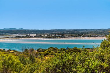 West Head Burnu 'ndan Bahar' da Güney Afrika 'daki Knysna nehrinin merkezindeki eğlence adasının manzarası.