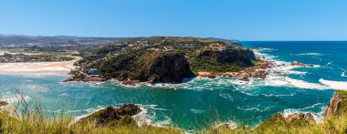 West Head Burnu 'ndan Bahar' da Güney Afrika 'daki Knysna Nehri' ndeki Knysna Adası 'na doğru bir manzara.
