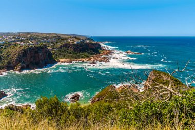 Batı Kafası 'ndan boğaza ve Knysna Nehri' nin kayalık sahil şeridine, Güney Afrika 'ya bir manzara.