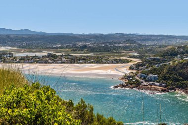 West Head Burnu 'ndan Bahar' da Güney Afrika 'daki Knysna nehrindeki Leisure Adası' na doğru bir manzara.