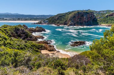 Bahar mevsiminde Güney Afrika 'da, Kysna Nehri' nin karşısındaki Batı Başı Burnu 'ndan bir manzara.