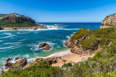 Doğu Kafası manzarası, Batı Kafası burunları ve Bahar mevsiminde Güney Afrika 'daki Kysna Nehri boğazı.