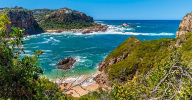 Bahar mevsiminde Güney Afrika 'daki knysna nehrinin boğazı boyunca batıdan denize doğru bir manzara.