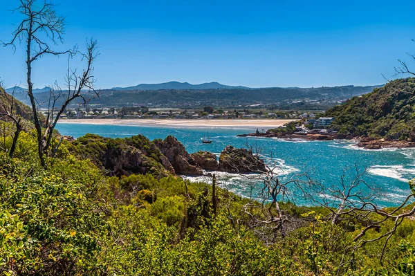 Bahar mevsiminde Güney Afrika 'daki eğlence adasına doğru batı yakasının kıyı şeridinden bir manzara.