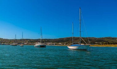 Güney Afrika 'daki Thesen Adası' nın Klysna nehrine demirlemiş teknelerin görüntüsü