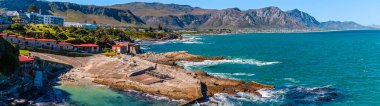 Baharda Hermanus, Güney Afrika 'da kayalık kıyı şeridi boyunca uzanan bir manzara