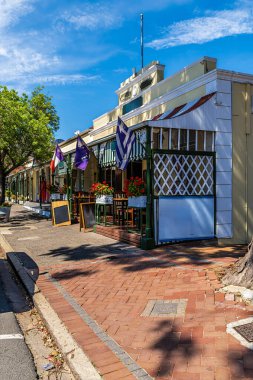 Baharda Güney Afrika, Franschhoek 'teki ana caddenin manzarası