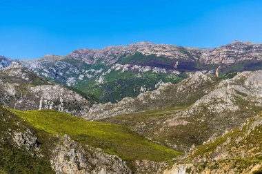 Güney Afrika 'da ilkbaharda engebeli Franschhoek Dağları manzarası