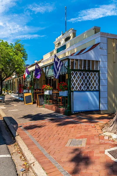 Baharda Güney Afrika, Franschhoek 'teki ana caddenin manzarası