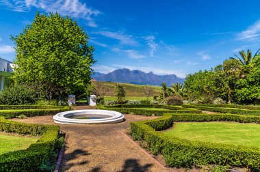 Güney Afrika 'da, Stellenbosch yakınlarındaki bir şarap çiftliğinde baharda bir bahçe manzarası.
