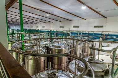 Güney Afrika 'da, Stellenbosch yakınlarında bir şarap deposunun üstündeki bir tank odasının manzarası.