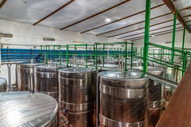 Güney Afrika 'da, Stellenbosch yakınlarında bir şarap deposunun tepesindeki bir tank odasının manzarası