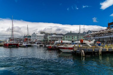 Baharda Güney Afrika 'nın Cape kasabasındaki Victoria ve Albert rıhtımı boyunca bir manzara