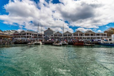 Güney Afrika 'da, Cape Town' daki Victoria ve Albert rıhtımına bakan bir tekne manzarası