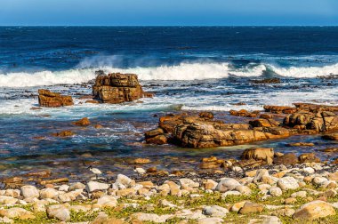 Güney Afrika 'da, Ümit Burnu' nun kıyı şeridinden kayalıklara çarpan dalgaların görüntüsü