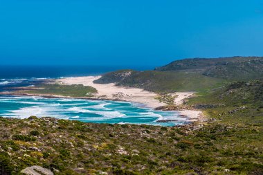 Güney Afrika 'nın Cape Point kentindeki deniz fenerinden Atlantik Okyanusu kıyısı boyunca uzanan bir manzara