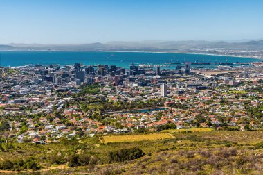 Baharda Güney Afrika 'daki Masa Dağı' nın eteklerinden Cape Town 'a doğru bir manzara.