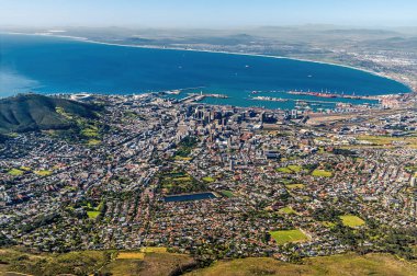 Baharda Güney Afrika 'daki Masa Dağı' nın zirvesinden Cape Town 'a doğru bir manzara.