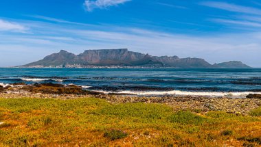 Baharda Robben Adası 'nın kuzey kıyısından Cape Town, Güney Afrika' ya doğru bir manzara
