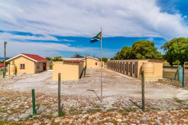 Baharda Güney Afrika 'daki Robben Adası' ndaki depolama binalarına doğru bir manzara