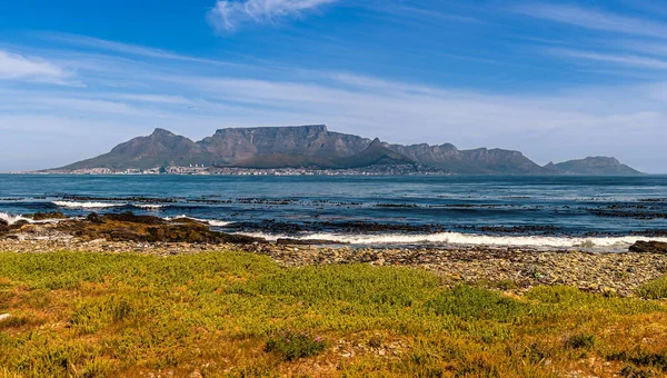 Baharda Robben Adası 'nın kuzey kıyısından Cape Town, Güney Afrika' ya doğru bir manzara