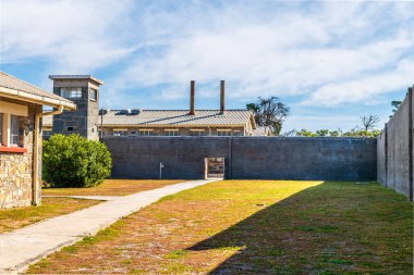 Baharda Güney Afrika 'daki Robben Adası' nda bir hapishaneye giriş manzarası