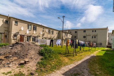 Hükümete hizmet eden kamu alanlarının manzarası Langa Kasabası, Cape Town, Güney Afrika 'da ilkbaharda evler inşa etti.
