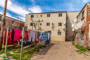Baharda Güney Afrika 'da, Cape Town, Langa Township' deki pansiyonlar için iç avlu manzarası