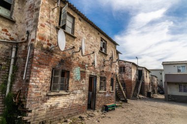 Baharda Güney Afrika, Cape Town, Langa Township 'deki pansiyon binalarının manzarası