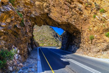 Güney Afrika, Ashton yakınlarındaki Langeberg dağ sırasındaki Cogmans Kloof geçidinde bir yol tüneli manzarası.