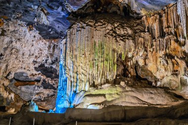 Bahar zamanı Güney Afrika 'daki Cango Mağaraları' ndaki renkli sarkıt kireçtaşı yapılarına doğru bir bakış açısı