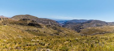 Güney Afrika 'daki Swartberg Dağları' ndaki Swartberg Geçidi 'nin zirvesinden bakan bir manzara