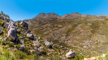 Swartberg Geçidi 'ndeki kayalardan Güney Afrika' daki Swartberg dağlarına doğru uzanan bir manzara.