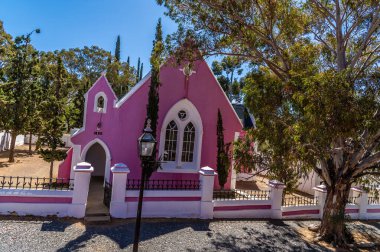 Güney Afrika 'nın Batı Burnu' ndaki Viktorya dönemi Matjiesfontein kasabasındaki kiliseye doğru bir manzara