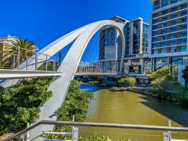 Güney Afrika 'da Cape Town' daki Century City banliyösünde bir göl üzerindeki yaya köprüsü manzarası