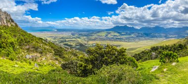 Sir Lowrys Geçidi 'nden Güney Afrika' daki Batı Burnu 'na doğru bir manzara.