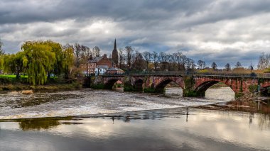 Chester, Cheshire, İngiltere 'deki Dee nehrinin kenarındaki Old Dee Köprüsü' ne doğru bir manzara.
