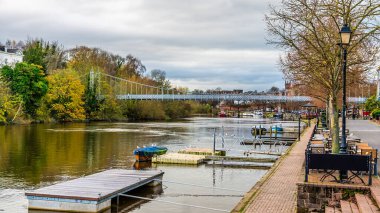 Chester, Cheshire, İngiltere 'de Dee Nehri' nin aşağısında bir manzara.
