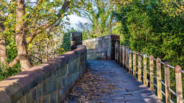 Chester, Cheshire, İngiltere 'de şehir duvarları boyunca uzanan bir manzara.