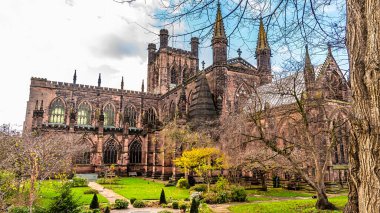 Şehrin duvarlarından Chester, Cheshire, İngiltere 'deki katedralin güney tarafına doğru bir manzara.