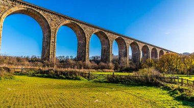 Kış güneşinin Chirk, Galler yakınlarındaki sefn viyadük 'ü aydınlattığı yakın çekim.