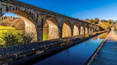 Wales, Chirk 'teki Ceiriog nehrinin üzerindeki su kemeri ve demiryolu viyadük manzarası.