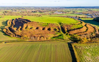 Eski Oswestry kalesinin girişine ve Oswestry, Galler kırsalının çevresine doğru bir hava manzarası.