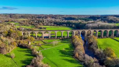 Chirk, Galler yakınlarındaki Cefn viyadük 'ün uzak dönen hava görüntüsü