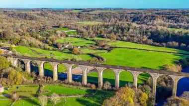 Chirk, Galler yakınlarındaki Cefn viyadük 'ün dönen hava görüntüsü