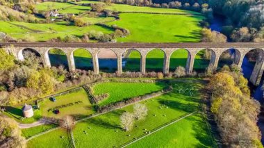 Chirk, Galler yakınlarındaki Seff Viyadük 'e doğru uçan bir hava manzarası.